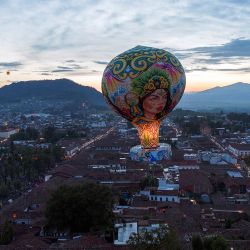 Esta vista aérea muestra un globo aerostático durante el Festival Internacional de Cantoya en Pátzcuaro, estado de Michoacán, México. | Foto:Enrique Castro / AFP