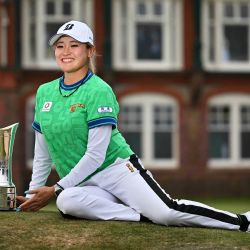 La japonesa Shiho Kuwaki posa con el trofeo tras ganar el Campeonato Británico Femenino de Golf de 2026, en el Royal Lytham & St. Annes Golf Club, al noroeste de Inglaterra. | Foto:Glyn Kirk / AFP