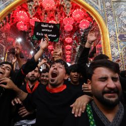 Peregrinos musulmanes chiítas reaccionan al congregarse en el santuario del Imam al-Abbas, en la ciudad santa de Karbala, al sur de Bagdad, al finalizar la peregrinación de Arbaeen, que conmemora los 40 días de luto tras el martirio del Imam Hussein, nieto del profeta Mahoma, en la batalla de Karbala en el año 680 d. C. El Arbaeen es uno de los eventos más importantes del calendario musulmán chiíta, durante el cual peregrinos, muchos de ellos procedentes de Irán, acuden a Irak para visitar los santuarios sagrados. | Foto:AHMAD AL-RUBAYE / AFP