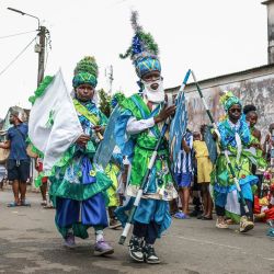Personajes moros y cristianos participan en el Auto de Floripes (o Festa de São Lourenço) enfrentándose en una representación teatral en Santo Antonio, en la isla de Príncipe, Santo Tomé. El Auto de Floripes reúne a toda la isla para disfrutar de vibrantes representaciones medievales al aire libre que recrean batallas legendarias entre los Doce Pares de Francia y los moros. Introducido en las islas por los portugueses durante la época colonial, el festival tiene su origen en relatos medievales europeos centrados en el emperador Carlomagno y sus caballeros, quienes rescatan a la princesa Floripes del almirante moro Balão. | Foto:DANIEL BELOUMOU OLOMO / AFP