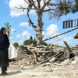 Una mujer pasa junto a un edificio destruido en la aldea de Zawtar al-Gharbiyeh, en el sur del Líbano. El ejército libanés había comenzado a desplegarse en Zawtar al-Gharbiyeh como parte de un acuerdo marco patrocinado por Estados Unidos y firmado por el Líbano e Israel el mes anterior. Según el acuerdo, el ejército debe desarmar a Hezbolá y el ejército israelí debe retirarse de las "zonas piloto" donde posteriormente se desplegarán las tropas libanesas. | Foto:Mahmoud Zayyat / AFP