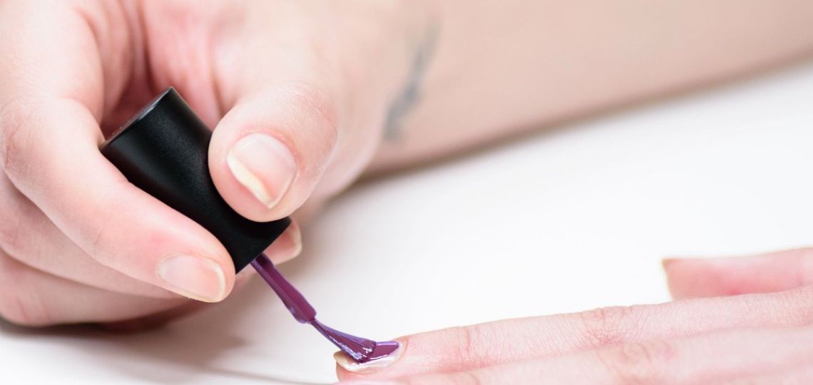 Uñas ciruela: 7 manicuras elegantes que son tendencia en invierno 2026