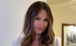 Pampita marca tendencia con su look boho chic: camisa oversize y falda artesanal crochet
