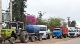 Camiones hacen fila para cargar agua