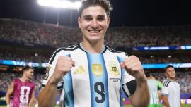 Julián Álvarez se sumó a la tendencia del soft mustache y sorprendió con su nuevo cambio de look
