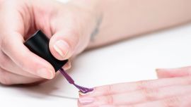 Uñas ciruela: 7 manicuras elegantes que son tendencia en invierno 2026
