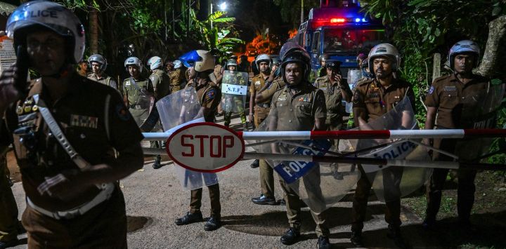 Agentes de la policía de Sri Lanka montan guardia tras un motín a las afueras del complejo penitenciario de Mahara, en las afueras de Colombo. Al menos un recluso murió y otros seis resultaron heridos y fueron trasladados al hospital tras el motín en la prisión, ubicada en las afueras de la capital de Sri Lanka, según informó la policía.