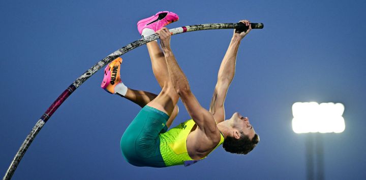 El australiano Kurtis Marschall compite en la final de salto con pértiga masculino durante la prueba de atletismo en el estadio Scotstoun de Glasgow, en el noveno día de los Juegos de la Commonwealth en Glasgow, Escocia.