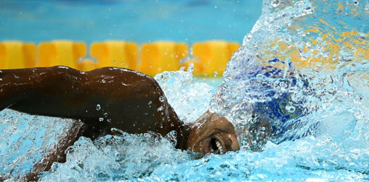 El bangladesí Kajol Mia compite en las eliminatorias de los 400 metros estilo libre masculino durante la prueba de natación en el Centro Internacional de Natación Tollcross en Glasgow, durante los Juegos de la Commonwealth en Glasgow, Escocia.