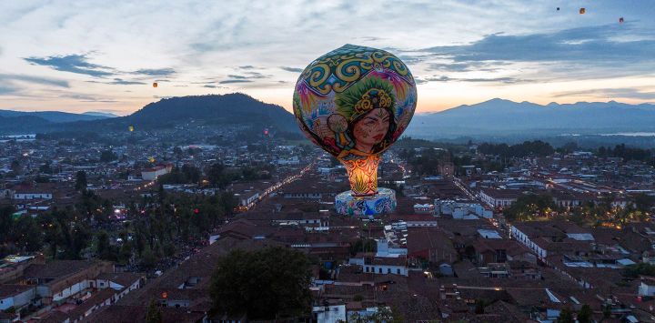 Esta vista aérea muestra un globo aerostático durante el Festival Internacional de Cantoya en Pátzcuaro, estado de Michoacán, México.