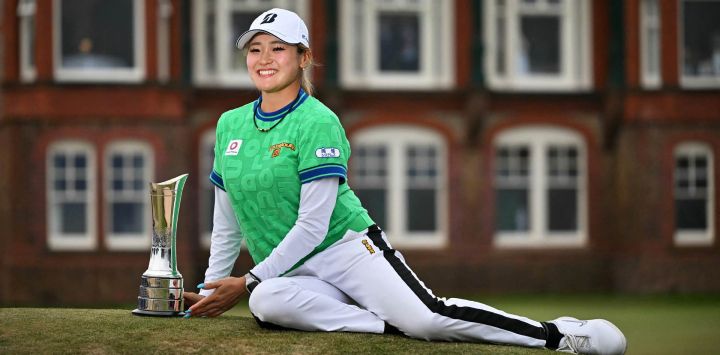 La japonesa Shiho Kuwaki posa con el trofeo tras ganar el Campeonato Británico Femenino de Golf de 2026, en el Royal Lytham & St. Annes Golf Club, al noroeste de Inglaterra.