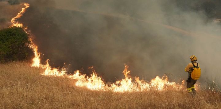 Los bomberos combaten un incendio forestal en la zona de Cebreros, cerca de Ávila, a 80 km al oeste de Madrid. España declaró el estado de emergencia nacional en la Comunidad de Madrid y en la provincia de Ávila, cerca de la capital, a raíz de varios incendios forestales fuera de control. Los científicos llevan tiempo advirtiendo de que el cambio climático provocado por el uso humano de combustibles fósiles intensificará y prolongará los periodos de sequía, creando las condiciones ideales para los incendios forestales.