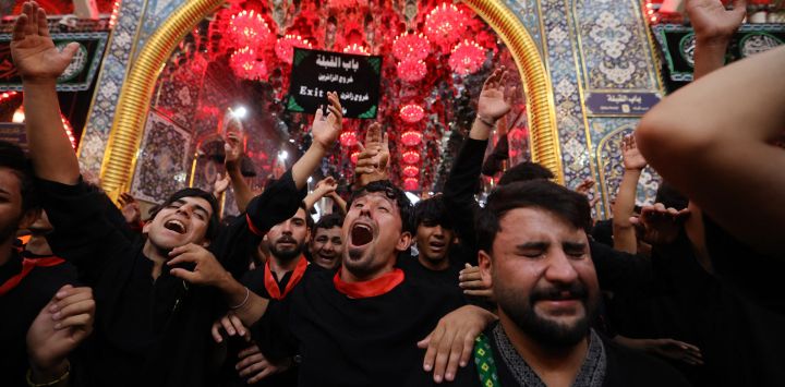 Peregrinos musulmanes chiítas reaccionan al congregarse en el santuario del Imam al-Abbas, en la ciudad santa de Karbala, al sur de Bagdad, al finalizar la peregrinación de Arbaeen, que conmemora los 40 días de luto tras el martirio del Imam Hussein, nieto del profeta Mahoma, en la batalla de Karbala en el año 680 d. C. El Arbaeen es uno de los eventos más importantes del calendario musulmán chiíta, durante el cual peregrinos, muchos de ellos procedentes de Irán, acuden a Irak para visitar los santuarios sagrados.