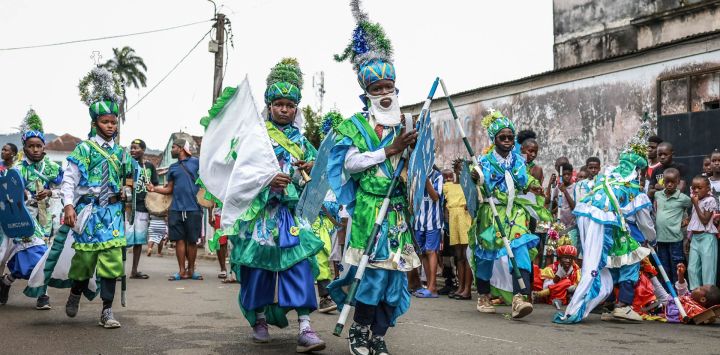 Personajes moros y cristianos participan en el Auto de Floripes (o Festa de São Lourenço) enfrentándose en una representación teatral en Santo Antonio, en la isla de Príncipe, Santo Tomé. El Auto de Floripes reúne a toda la isla para disfrutar de vibrantes representaciones medievales al aire libre que recrean batallas legendarias entre los Doce Pares de Francia y los moros. Introducido en las islas por los portugueses durante la época colonial, el festival tiene su origen en relatos medievales europeos centrados en el emperador Carlomagno y sus caballeros, quienes rescatan a la princesa Floripes del almirante moro Balão.