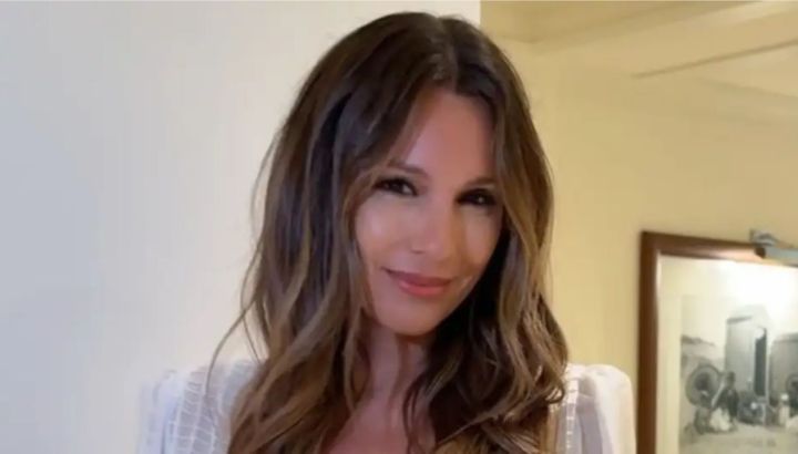 Pampita marca tendencia con su look boho chic: camisa oversize y falda artesanal crochet