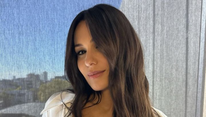 Todas las tendencias a las que se sumó Pampita para anticipar el verano 2027: rayas, tejidos y color