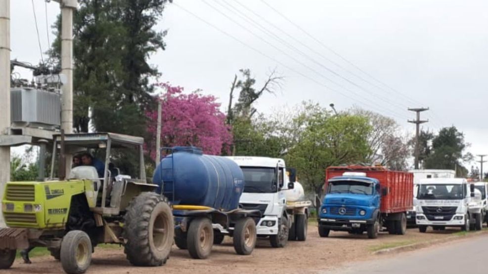 Camiones hacen fila para cargar agua