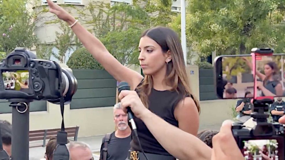 Isabel Peralta hace el saludo nazi 03082026