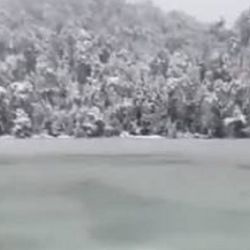 Las persistentes temperaturas bajo cero que azotan a la región cordillerana provocaron el congelamiento parcial del majestuoso lago Frías. 