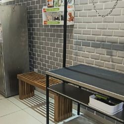 El cliente ingresa con su perro, escanea un QR para activar la máquina y elige entre distintas secuencias de lavado según el tamaño y el pelaje