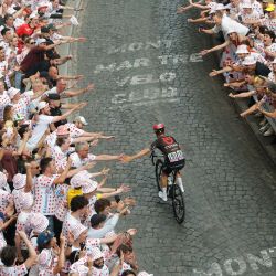 El ciclista francés Julian Alaphilippe, del equipo Tudor Pro Cycling Team, interactúa con el público mientras asciende por la Rue Lepic hasta la Butte de Montmartre durante la 21ª etapa de la 113ª edición del Tour de Francia, una carrera ciclista de 88,7 km con salida y llegada en París. | Foto:GEOFFROY VAN DER HASSELT / AFP