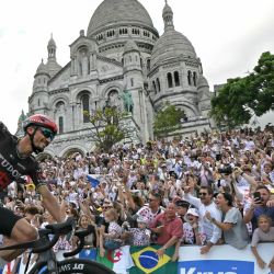 El ciclista francés Julian Alaphilippe, del equipo Tudor Pro Cycling Team, pasa en bicicleta junto a la basílica del Sacré-Cœur durante la 21ª etapa de la 113ª edición del Tour de Francia, una carrera ciclista de 88,7 km con salida y llegada en París. | Foto:LOIC VENANCE / AFP