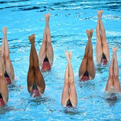 El equipo de Gran Bretaña compite en la final de natación artística por equipos durante el Campeonato Europeo de Natación LEN, en el Centro Acuático Olímpico de Saint-Denis, en las afueras del noreste de París. | Foto:JULIEN DE ROSA / AFP
