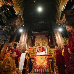 El Panchen Erdeni Chos-kyi rGyal-po lidera una ceremonia de canto de sutras, en el Templo Jokhang, en Lhasa, en la región autónoma de Xizang, en el suroeste de China. El Panchen Erdeni Chos-kyi rGyal-po visitó el Templo Jokhang, en su primera actividad budista de este año, en la región autónoma de Xizang, en el suroeste de Porcelana. | Foto:Xinhua/Jigme Dorje