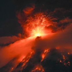 El volcán Fuego entró en erupción a 65 kilómetros al suroeste de la Ciudad de Guatemala. Las autoridades guatemaltecas declararon una alerta de "peligro", el segundo nivel más alto, debido a una potente erupción del volcán Fuego, y comenzaron a evacuar las poblaciones cercanas. | Foto:JOHAN ORDONEZ / AFP