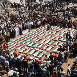 En la ciudad de Gaza, dolientes palestinos asistieron al funeral de miembros de las familias Abu Sharia y al-Hasayna, cuyos restos fueron recuperados recientemente de entre los escombros de edificios residenciales en el barrio de al-Sabra, bombardeados por Israel en noviembre de 2023. | Foto:OMAR AL-QATTAA / AFP