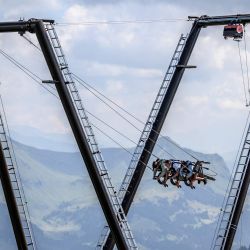 Esta fotografía muestra a turistas disfrutando del nuevo BalancAIR, un columpio gigante en la cima del pico Grand Chamossaire, sobre Villars-sur-Ollon, en el oeste de Suiza. El columpio del Grand Chamossaire es la última iniciativa de las estaciones alpinas para atraer visitantes en verano y rentabilizar sus remontes, dado que las nevadas son cada vez más irregulares debido al cambio climático. | Foto:FABRICE COFFRINI / AFP