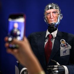 Esta fotografía muestra el rostro del presidente estadounidense Donald Trump proyectado en Robert the Robot, un humanoide conversacional avanzado desarrollado por la empresa tecnológica RB Labs, con sede en Ginebra, durante la Cumbre Mundial de IA para el Bien Común, un evento emblemático de las Naciones Unidas destinado a definir el futuro de la inteligencia artificial, celebrada en Ginebra. | Foto:FABRICE COFFRINI / AFP