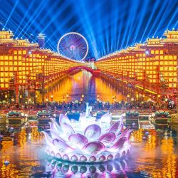 Imagen de turistas visitando el área escénica de la Antigua Calle Hetou, en el distrito de Fengnan de la ciudad de Tangshan, en la provincia de Hebei, en el norte de China. Diversas presentaciones incluyendo espectáculos de luces y fuegos artificiales con hierro fundido son exhibidas aquí este verano, dando un impulso al consumo turístico local. | Foto:Xinhua/Li Xiuqing