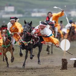 Imagen pastores realizando acrobacias ecuestres durante un evento de exhibición ecuestre con habilidades tradicionales de equitación, en el distrito de Litang, en la provincia de Sichuan, en el suroeste de China. | Foto:Xinhua/Xiang Wenjun