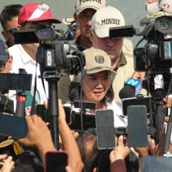 La presidenta de Perú, Keiko Fujimori, habla con la prensa durante una inspección de las labores de limpieza y desazolve del río Piura, en el departamento de Piura, Perú. La presidenta Fujimori visitó el norte del país ese mismo día, donde se instalarán refugios y se reforzará la infraestructura de escuelas y hospitales como parte de las medidas preventivas ante el fenómeno meteorológico de El Niño, que continúa intensificándose en el Pacífico. | Foto:Ralph Zapata / AFP