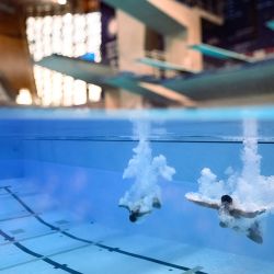 Los clavadistas italianos Matteo Santoro y Chiara Pellacani compiten en la final de saltos sincronizados mixtos de 3 metros durante el Campeonato Europeo de Natación LEN, en el Centro Acuático Olímpico de Saint-Denis, en las afueras del noreste de París. | Foto:SEBASTIEN BOZON / AFP