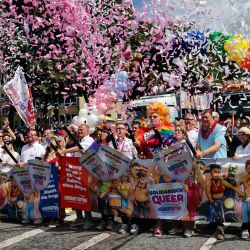 Los participantes lanzan confeti al aire para dar inicio a la manifestación del Día de Christopher Street (CSD) contra la discriminación de las minorías sexuales, en el marco del Orgullo de Hamburgo 2026, en Hamburgo, al norte de Alemania. | Foto:Focke Strangmann / AFP