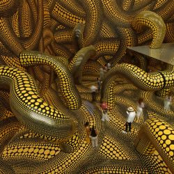Los visitantes recorren la instalación "Sala de Espejos Infinitos: La esperanza de que los lunares enterrados en el infinito cubran eternamente el universo" durante el último día de la exposición "Yayoi Kusama" de la artista japonesa Yayoi Kusama en el Museo Ludwig de Colonia, Alemania Occidental. | Foto:INA FASSBENDER / AFP
