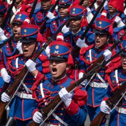 Miembros del Ejército peruano marchan durante la Gran Parada y Desfile Cívico-Militar por el 205° aniversario de la independencia, en Lima, Perú. | Foto:Xinhua/Mariana Bazo