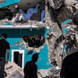 Palestinos se congregan frente a un edificio que albergaba tiendas y apartamentos, demolido por las fuerzas israelíes alegando falta de permiso de construcción, en Anzah, al sur de la ciudad palestina de Jenin, en el norte de Cisjordania, territorio ocupado por Israel. | Foto:JOHN WESSELS / AFP