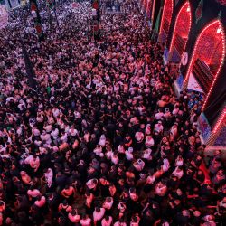 Peregrinos musulmanes chiítas asisten a una ceremonia de duelo en el santuario del Imam Hussein en Karbala, ciudad santa central de Irak, durante la peregrinación de Arbaeen, que conmemora 40 días de luto tras el asesinato del Imam Hussein, nieto del profeta Mahoma, en la batalla de Karbala del siglo VII. Arbaeen, la mayor concentración pública anual del mundo, marca uno de los eventos más importantes del calendario musulmán chiíta, durante el cual peregrinos de Irak e Irán acuden en masa a visitar los santuarios sagrados. | Foto:AHMAD AL-RUBAYE / AFP