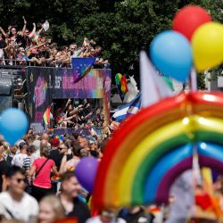 Se observa a personas marchando o celebrando en camiones o carrozas durante la manifestación del Día de Christopher Street (CSD) contra la discriminación de las minorías sexuales, en el marco del Orgullo de Hamburgo 2026, a lo largo de Steindamm, en Hamburgo, al norte de Alemania. | Foto:Focke Strangmann / AFP