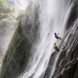 Un turista experimenta el rápel en cascada bajo la guía de un empleado en un área escénica, en la prefectura autónoma miao y dong de Qiandongnan, en la provincia de Guizhou, en el suroeste de China. El rápel en cascada en este lugar ha atraído a turistas por su refrescante alivio y la emocionante experiencia que ofrece. | Foto:Xinhua/Yang Wenbin