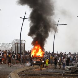 Un vehículo arde en el lugar de los enfrentamientos cerca de Fnideq, en la frontera entre Marruecos y España. Miles de migrantes cruzaron durante la noche desde Marruecos al enclave español de Ceuta. | Foto:Abdel Majid Bziouat / AFP