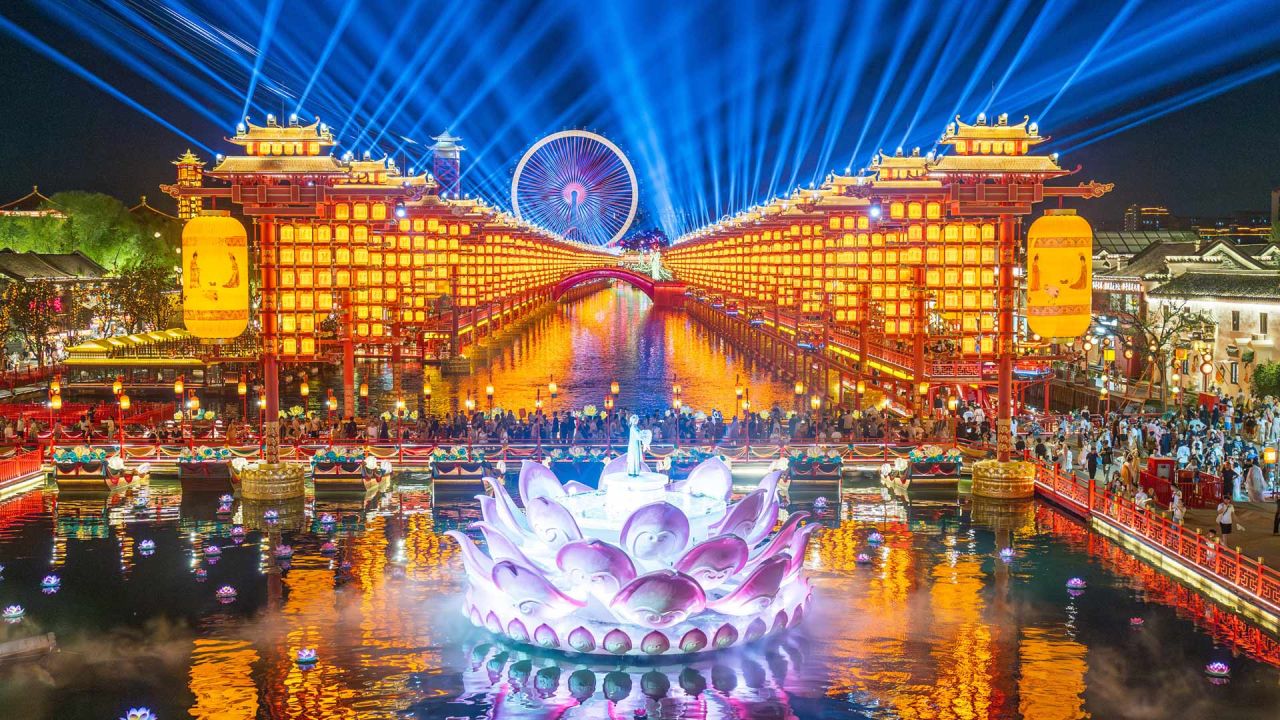 Imagen de turistas visitando el área escénica de la Antigua Calle Hetou, en el distrito de Fengnan de la ciudad de Tangshan, en la provincia de Hebei, en el norte de China. Diversas presentaciones incluyendo espectáculos de luces y fuegos artificiales con hierro fundido son exhibidas aquí este verano, dando un impulso al consumo turístico local. | Foto:Xinhua/Li Xiuqing