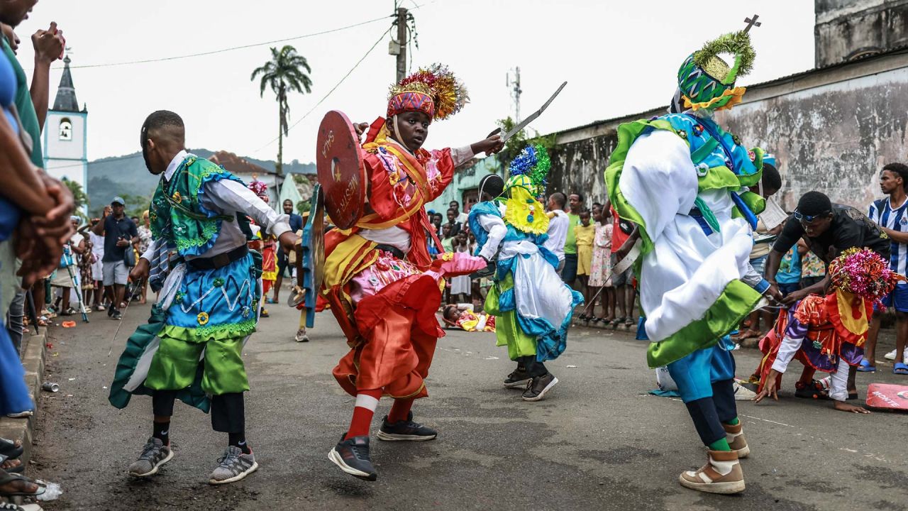 Personajes moros y cristianos participan en el Auto de Floripes (o Festa de São Lourenço) enfrentándose en una representación teatral en Santo Antonio, en la isla de Príncipe, Santo Tomé y Príncipe. El Auto de Floripes reúne a toda la isla para disfrutar de vibrantes representaciones medievales al aire libre que recrean batallas legendarias entre los Doce Pares de Francia y los moros. Introducido en las islas por los portugueses durante la época colonial, el festival tiene su origen en relatos medievales europeos centrados en el emperador Carlomagno y sus caballeros, quienes rescatan a la princesa Floripes del almirante moro Balão. | Foto:DANIEL BELOUMOU OLOMO / AFP