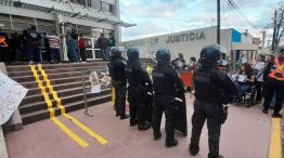 Óscar González dejó Tribunales entre insultos y con un fuerte operativo policial
