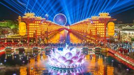 Imagen de turistas visitando el área escénica de la Antigua Calle Hetou, en el distrito de Fengnan de la ciudad de Tangshan, en la provincia de Hebei, en el norte de China. Diversas presentaciones incluyendo espectáculos de luces y fuegos artificiales con hierro fundido son exhibidas aquí este verano, dando un impulso al consumo turístico local.