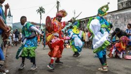 Personajes moros y cristianos participan en el Auto de Floripes (o Festa de São Lourenço) enfrentándose en una representación teatral en Santo Antonio, en la isla de Príncipe, Santo Tomé y Príncipe. El Auto de Floripes reúne a toda la isla para disfrutar de vibrantes representaciones medievales al aire libre que recrean batallas legendarias entre los Doce Pares de Francia y los moros. Introducido en las islas por los portugueses durante la época colonial, el festival tiene su origen en relatos medievales europeos centrados en el emperador Carlomagno y sus caballeros, quienes rescatan a la princesa Floripes del almirante moro Balão.