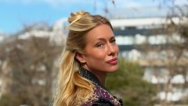 Nicole Neumann mostró su nuevo look parisino: jean wide leg, rayas marineras y boina